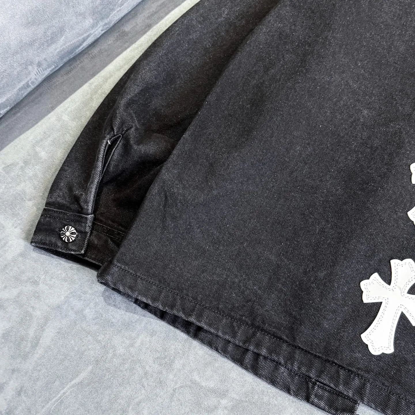 P260 (Correct version, top replica) CH Chromehearts 23ss denim cross-leather black and white jacket denim jacket. A super versatile denim jacket that is breathable, comfortable and elegant! The entire garment is made of super heavy-duty workmanship and is made of denim denim fabric imported from Japan. After the finished product is washed, the loss rate is extremely high! The whole body is made with old craftsmanship and the upper body is stylish! The body has multiple crosses and leather logos sewn on it! Because of the old craftsmanship, everything from gold five to three marks has been re-made with new molds, 100% restored to the original craftsmanship! All the leather characters are laser-aligned. The leather difference is definitely not the same as that of the super-fiber leather on the market. This year’s new sheep leather is used. The finished embroidery guarantees the quality of the entire product❗ It took nearly two months of back-and-forth production to get a satisfactory effect. The various cutting designs really took a lot of effort to achieve a satisfactory experience! The same style for men and women, great for couples!   Color: black with white label Size: S M L